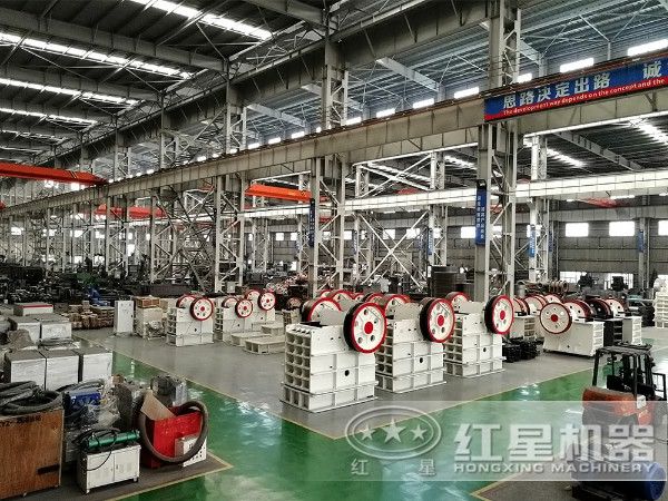 時產(chǎn)50噸，出料0.2-0.3mm的大理石制砂機車間一角