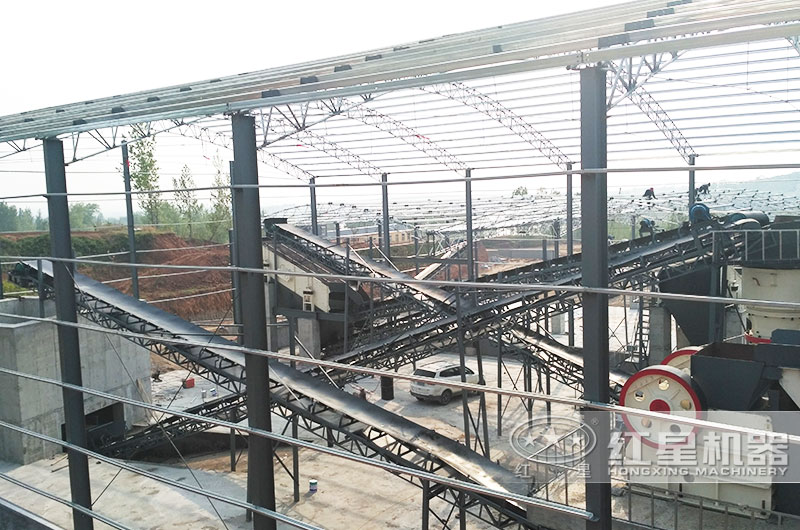 300-400噸石子破碎現(xiàn)場，粉塵少