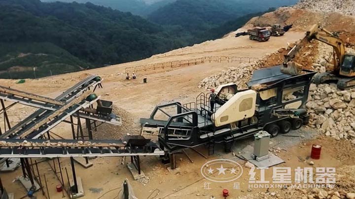 石灰石移動破碎生產(chǎn)線現(xiàn)場，配移動顎破機(jī)