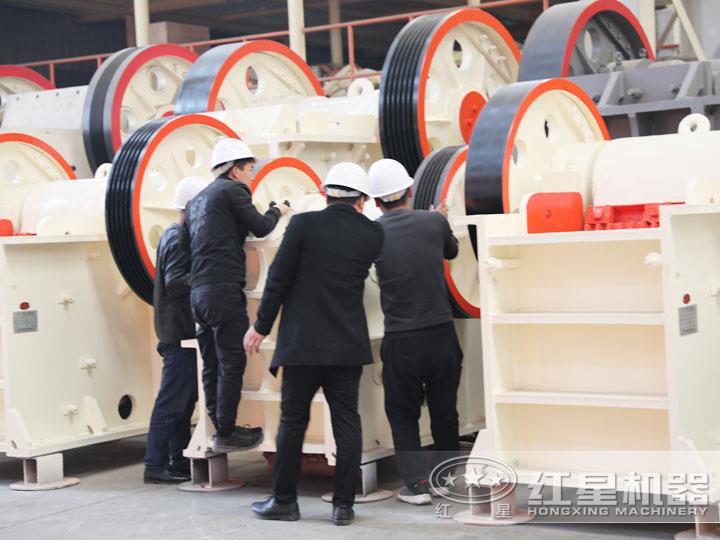 用戶到場參觀鄂式碎石頭機(jī)，查看細(xì)節(jié)