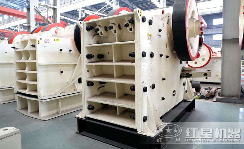 鄂式破碎機，優(yōu)質(zhì)鋼板鑄成，使用壽命長 style=width:720px; 